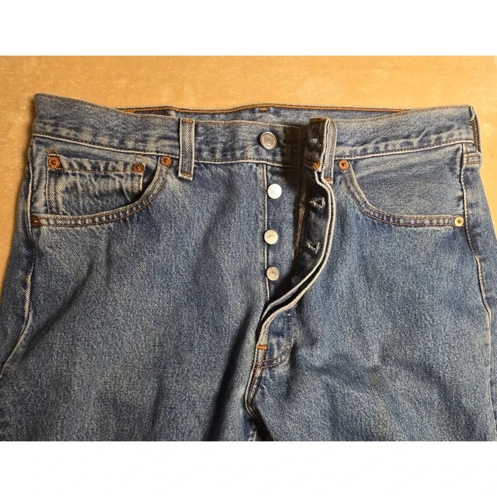 Vintage Levis 501 Mens Jeans 33x31 Medium Wash Button Fly Made in USA Denim 1092